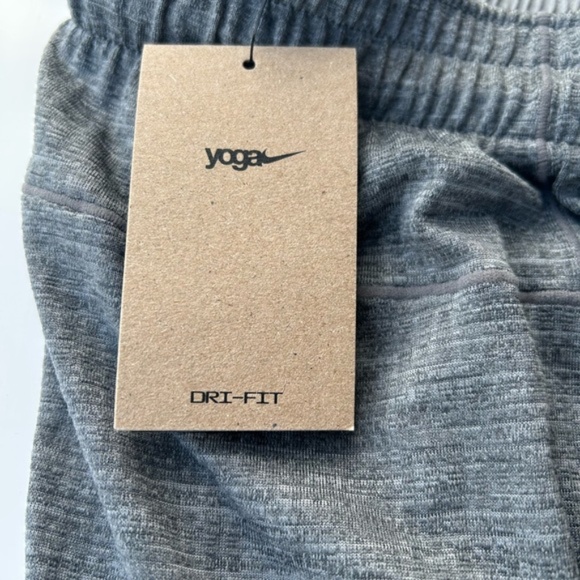 New Nike Yoga Dri Fit Shorts 4" Length Gray Size Small - Picture 9 of 9